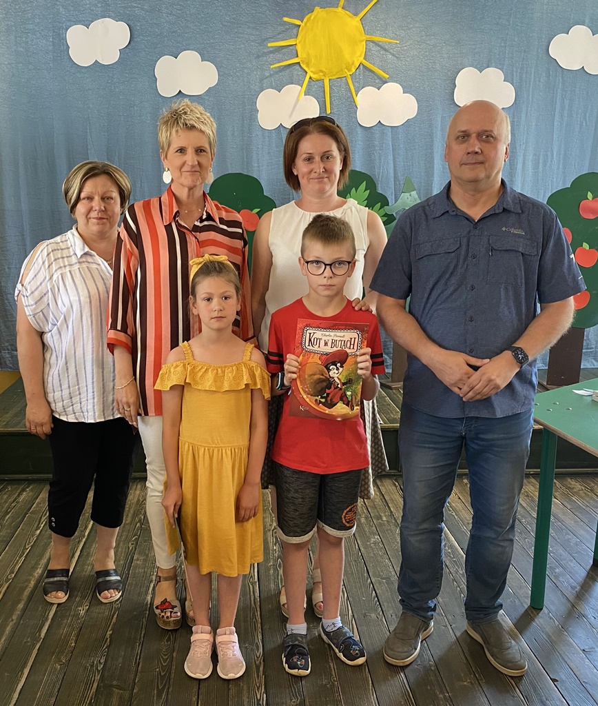 Laureaci Gminnego Konkursu Recytatorskiego z nauczycielami i dyrekcją szkoły